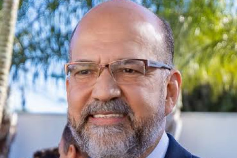 Robério Oliveira repete — e supera — os erros que jurou combater